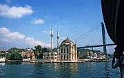 Istanbul, Ortaköy Moschee am Fuße der Bosporusbrücke. : Moschee, Brücke